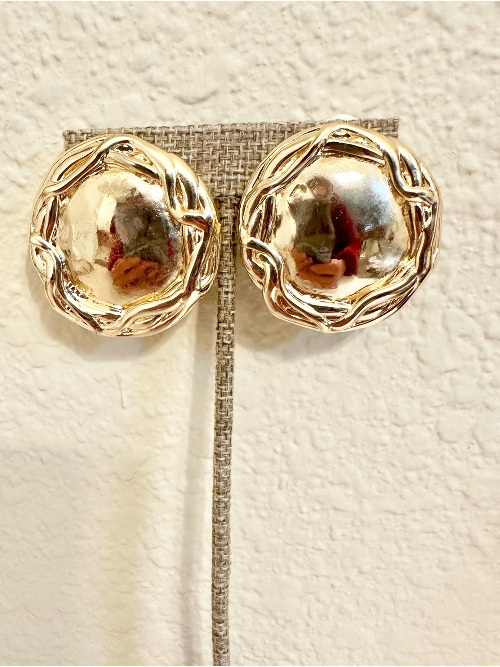 90s Vintage Gold-Tone Round Swirl Clip-On Earrings - High Quality